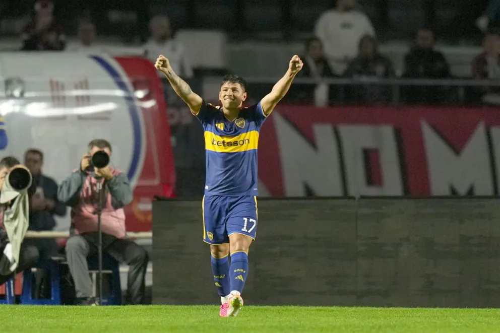 Lozano rompió el cero tras un error de San Pablo y adelantó a Boca. Foto: ap