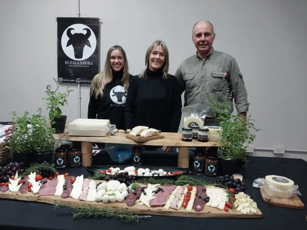 Sara, en el centro, presentó a la prensa regional los productos elaborados a partir de la leche de búfalas. Foto Gentileza Martín Ghisio