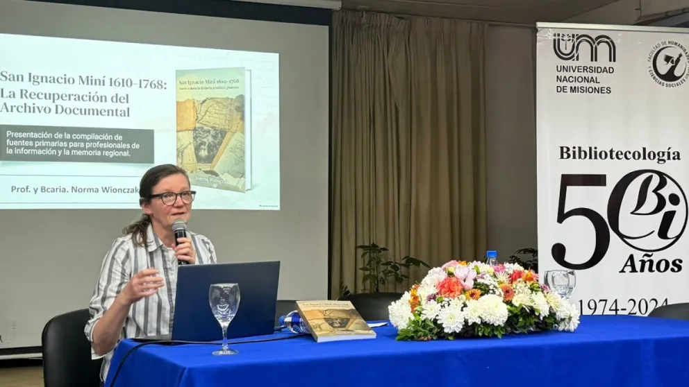 Norma Wionczak presenta su nuevo libro, “San Ignacio Miní (1610-1768): Fuentes para la historia jesuítico-guaraní”. Foto: Marcelo Rodríguez    
