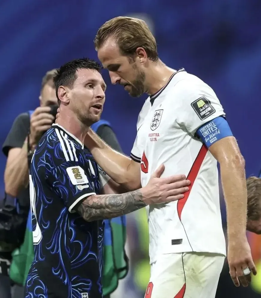 Messi junto a Kane tras la victoria argentina.