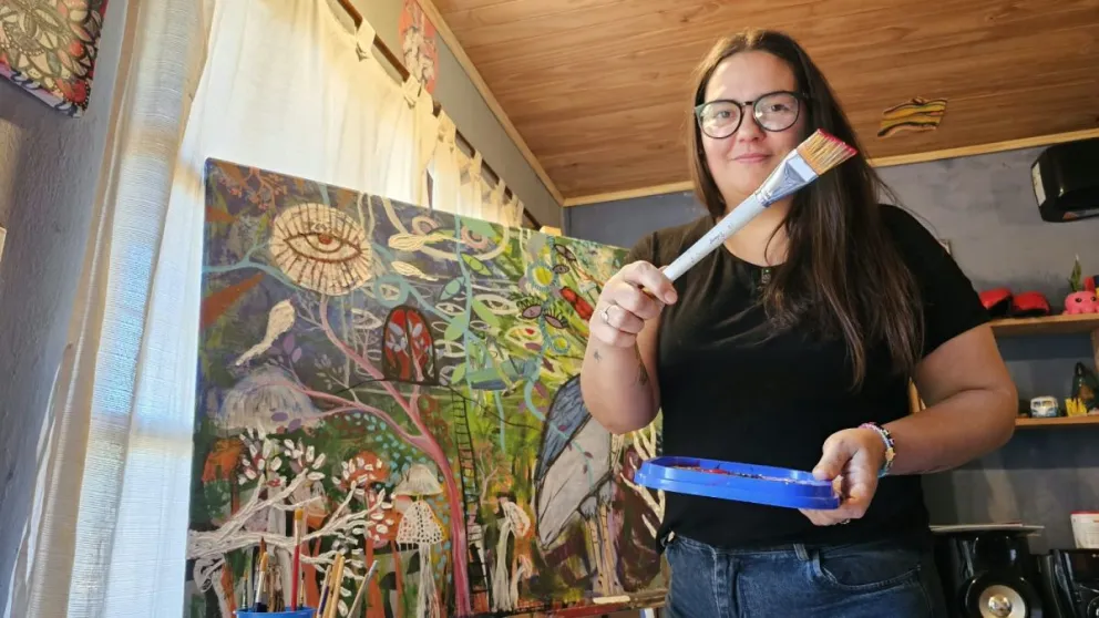 La artista Cecilia Gómez une sus dos pasiones, la enseñanza y el arte y a través de esos mundos promueve que los chicos creen sus obras. Fotos: Esteban González 