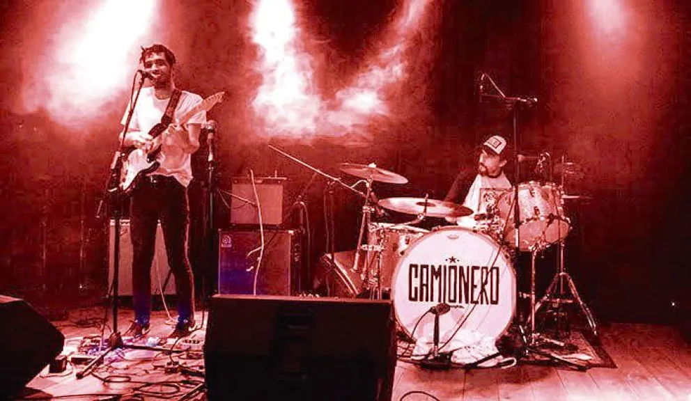 Camionero, el dúo del rock bonaerese que da nuevo aire a la contracultura.