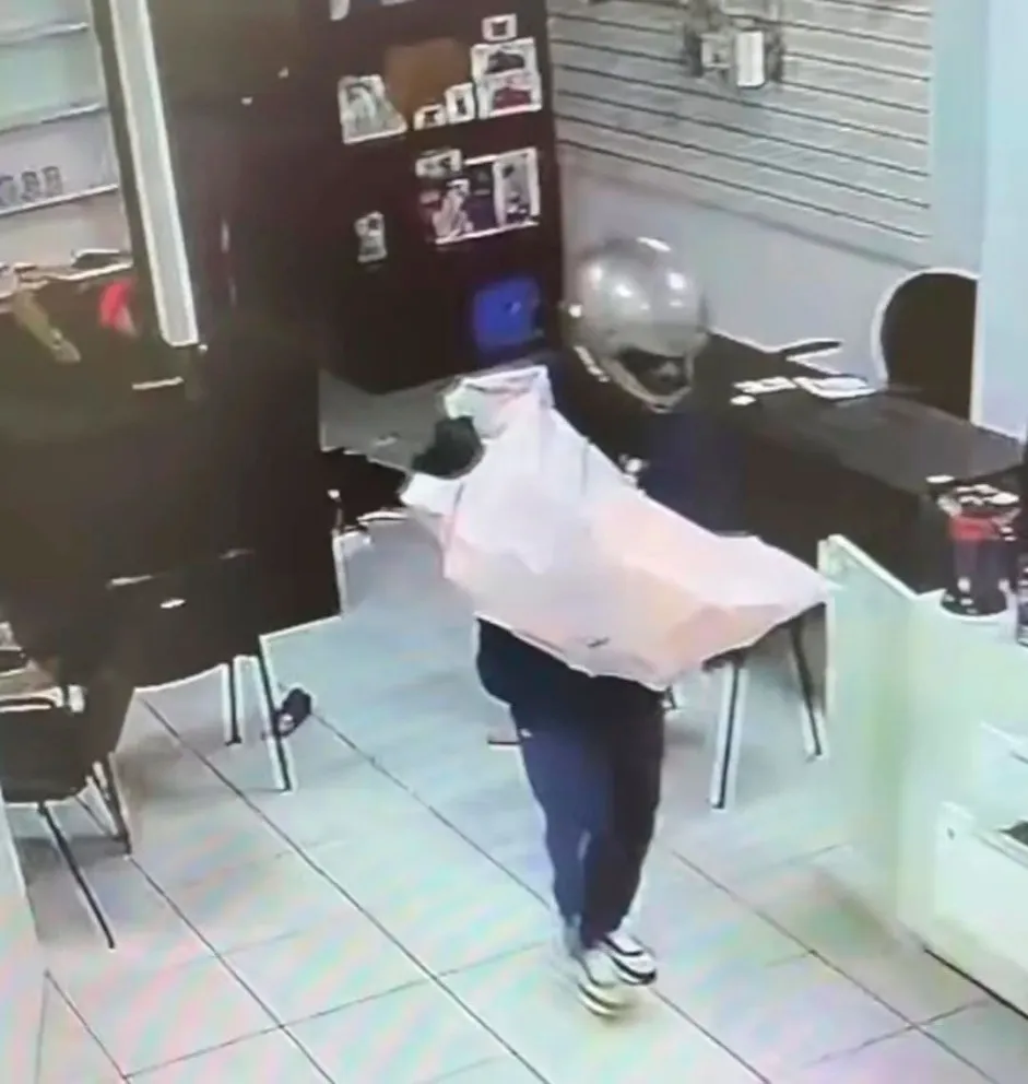 Ingresaron con cascos puestos y se llevaron todo en segundos. 
