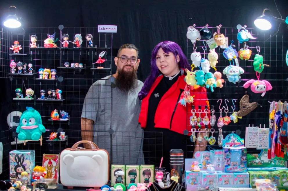  Leandro y Emily, creadores de Cute Market, una tienda itinerante y online de animé, estética japonesa y cultura kawaii que nació en 2018. 