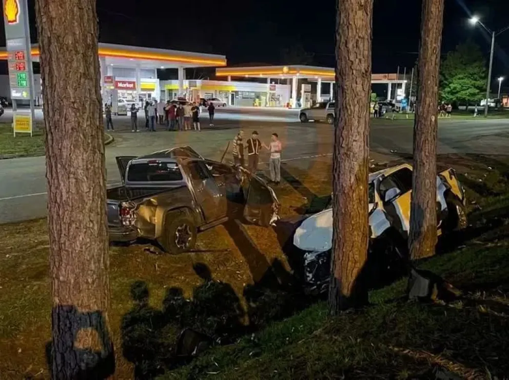 El menor al mando de la camioneta que produjo el siniestro falleció en el hospital.