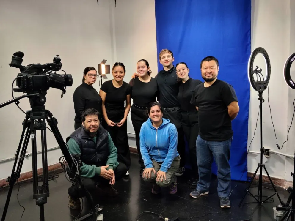 El equipo conformado para llevar adelante el proceso de interpretar en Lengua de Señas Argentina el cortometraje La luna despojada”, de Roly Ruiz. Foto: Oberá en Cortos
