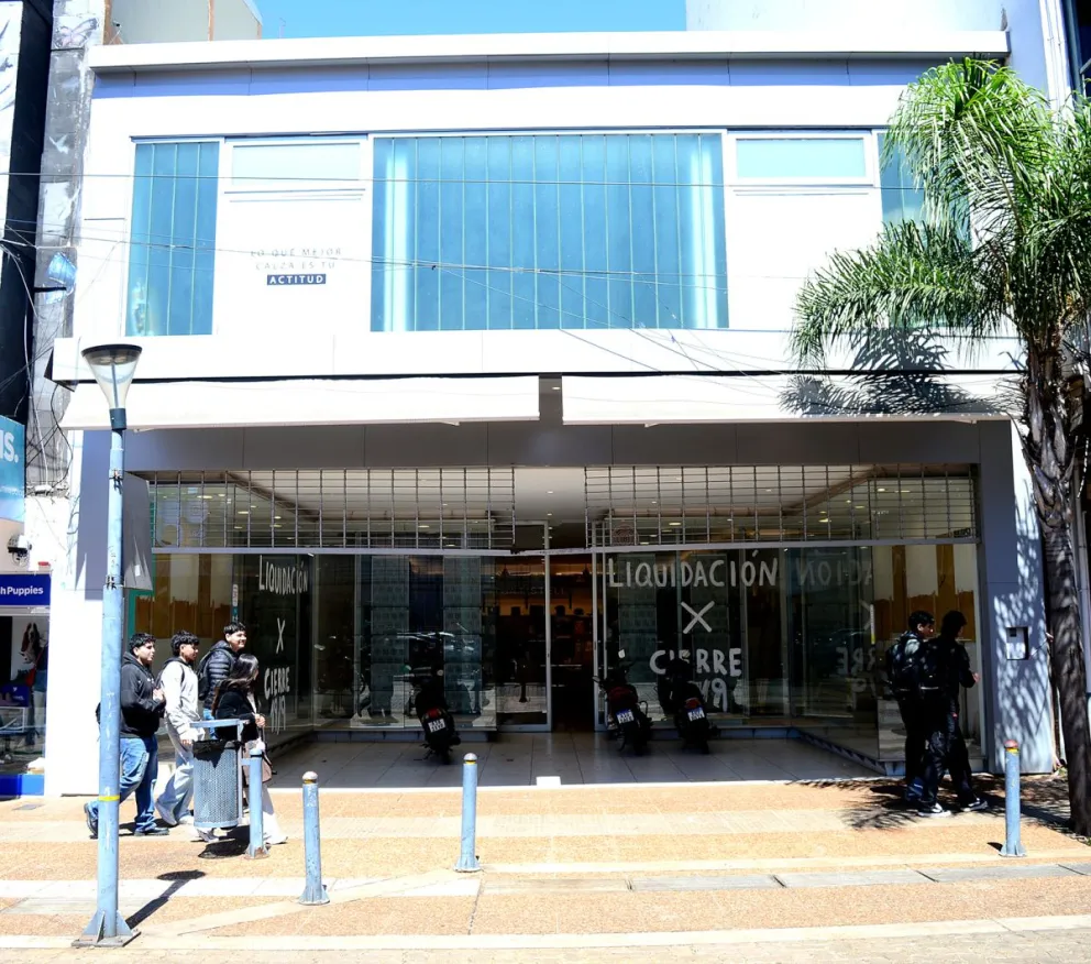 El cierre de Batistella en el centro de Posadas representó otro duro golpe para empleados del sector. //Foto: Julián Grondona.