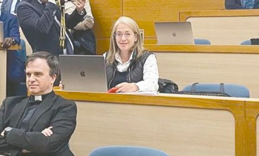 María Teresa Teramo es investigadora de la UCA; en la foto, en un aula junto a otros integrantes del proyecto.