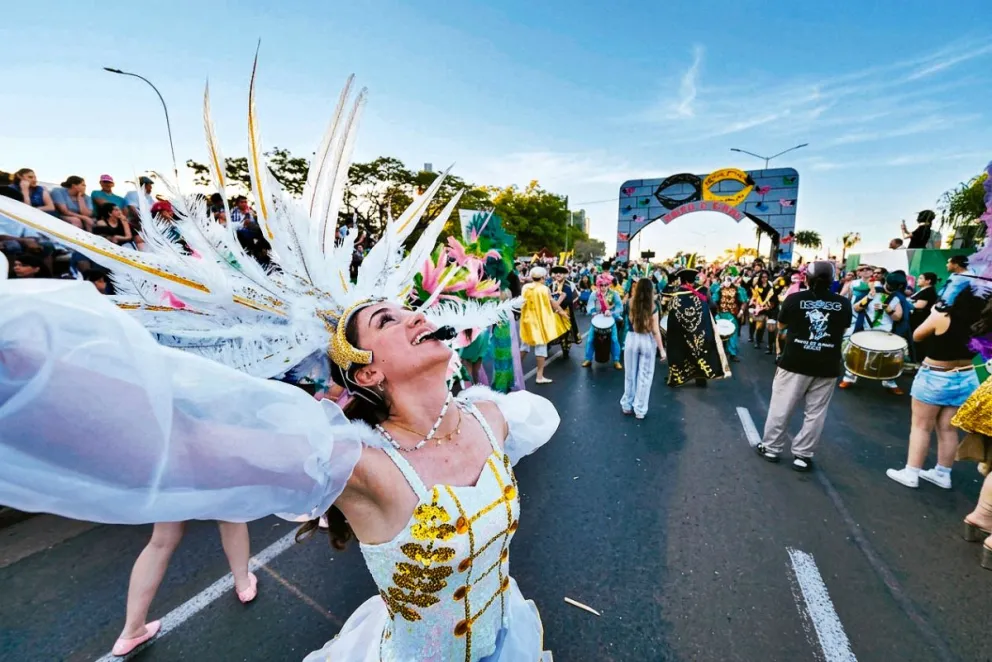 Ayer tuvo su primera noche la Estudiantina 2026 en Posadas. Se vio la alegría de la danza y los tambores chispeantes bajo el sol y la luna. Hoy se desplegará la segunda fecha, desde las 17.  //Fotos: María de Perini - Marcelo Rodríguez.