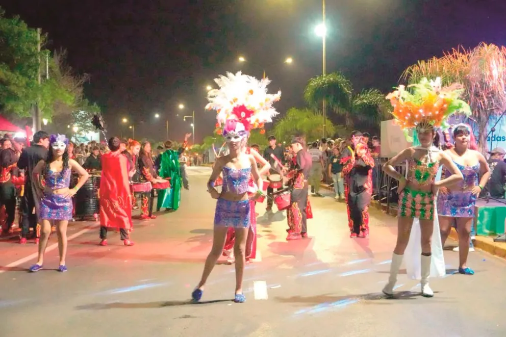 Ultimas noches de desfile, mañana y el viernes en la Costanera. Foto:  Agustina vera 
