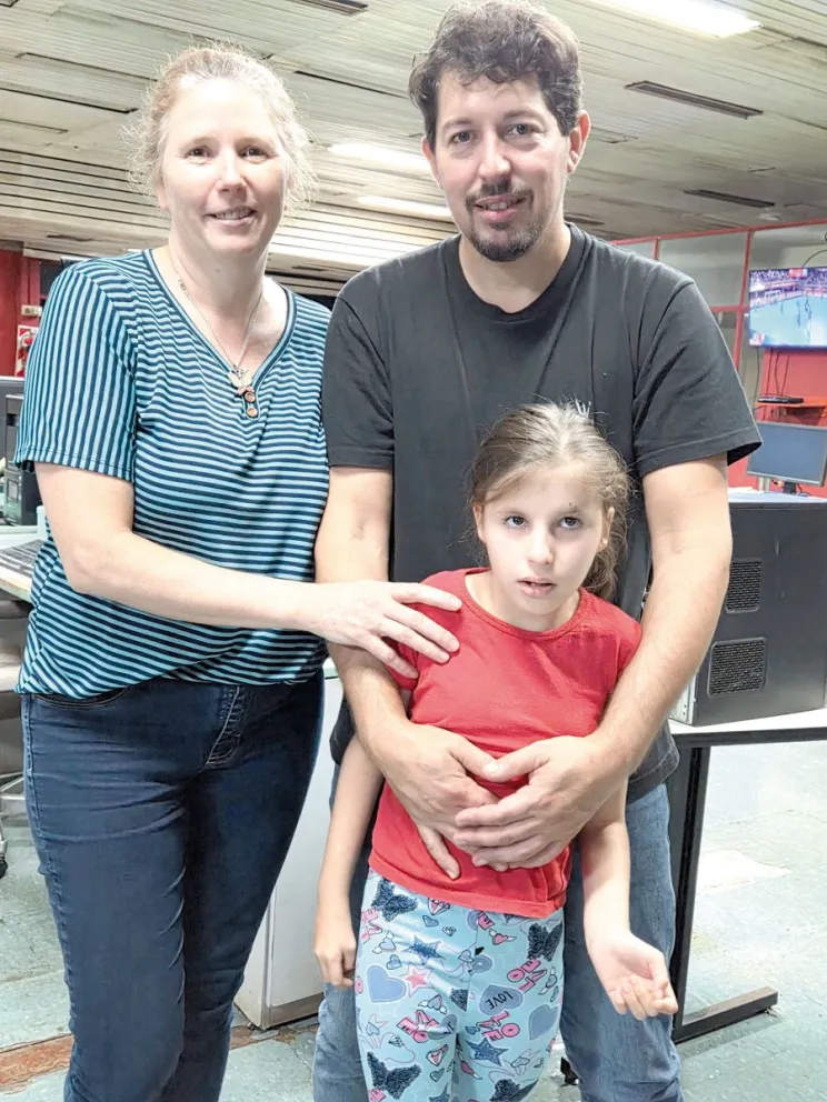 Antonela junto a su mamá Natalia y su papá Juan. 