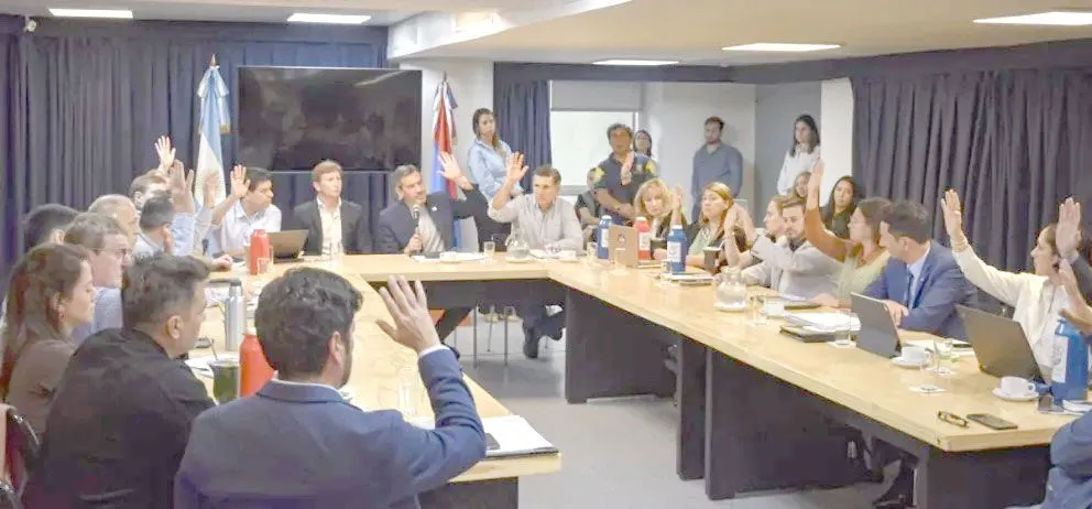 Por su parte, LLA presentó un dictamen de mayoría que no modifica números, pero pide más controles de gastos. 
