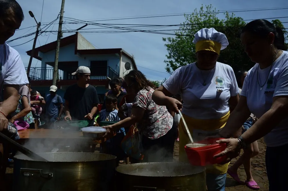 Muchos vecinos se acercaron a buscar su plato de yopará. //Foto: Julián Grondona.