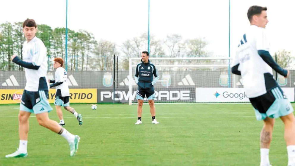 Scaloni planea darle minutos a más jugadores en el Monumental. Foto: AFA