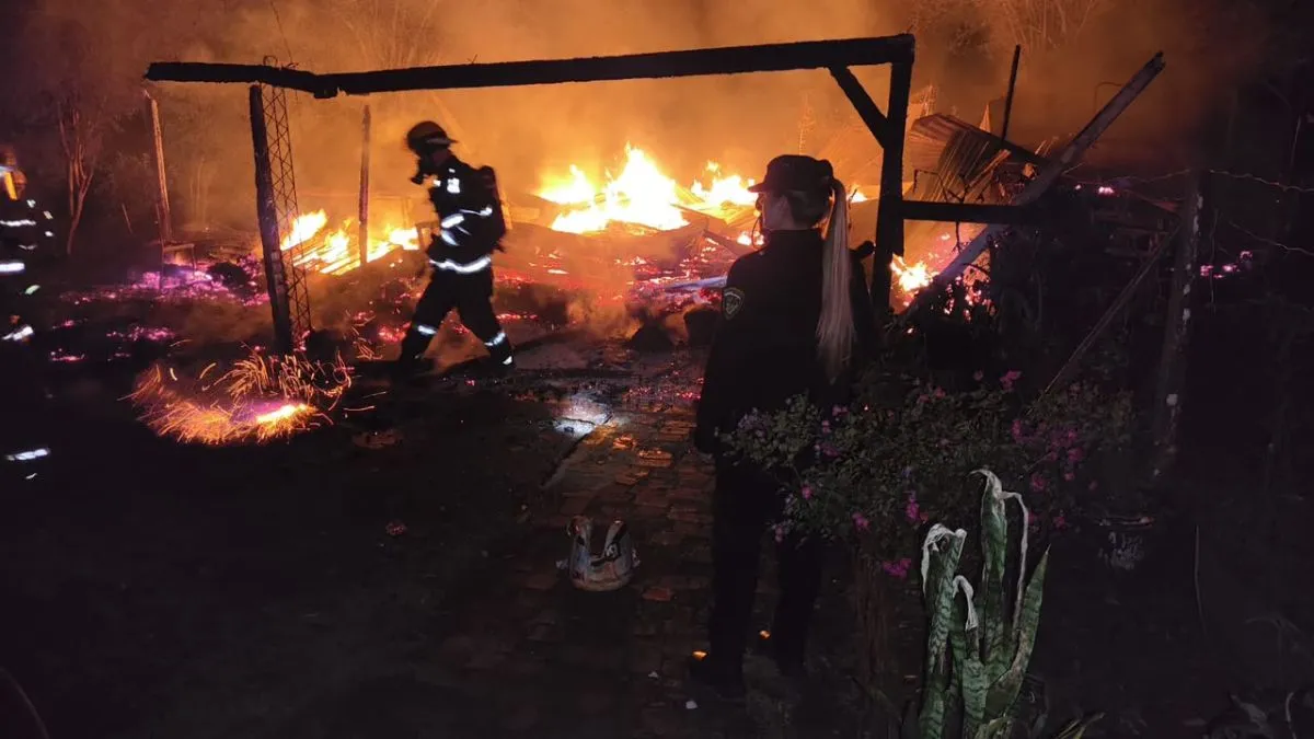 Un incendio destruyó por completo una vivienda y un auto en Gobernador López
