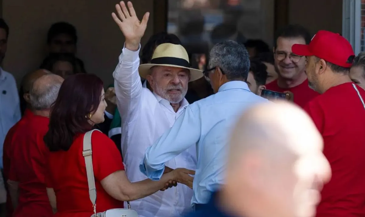 Votó Lula: "Está en juego el proyecto de Brasil, entre la democracia y el negacionismo"