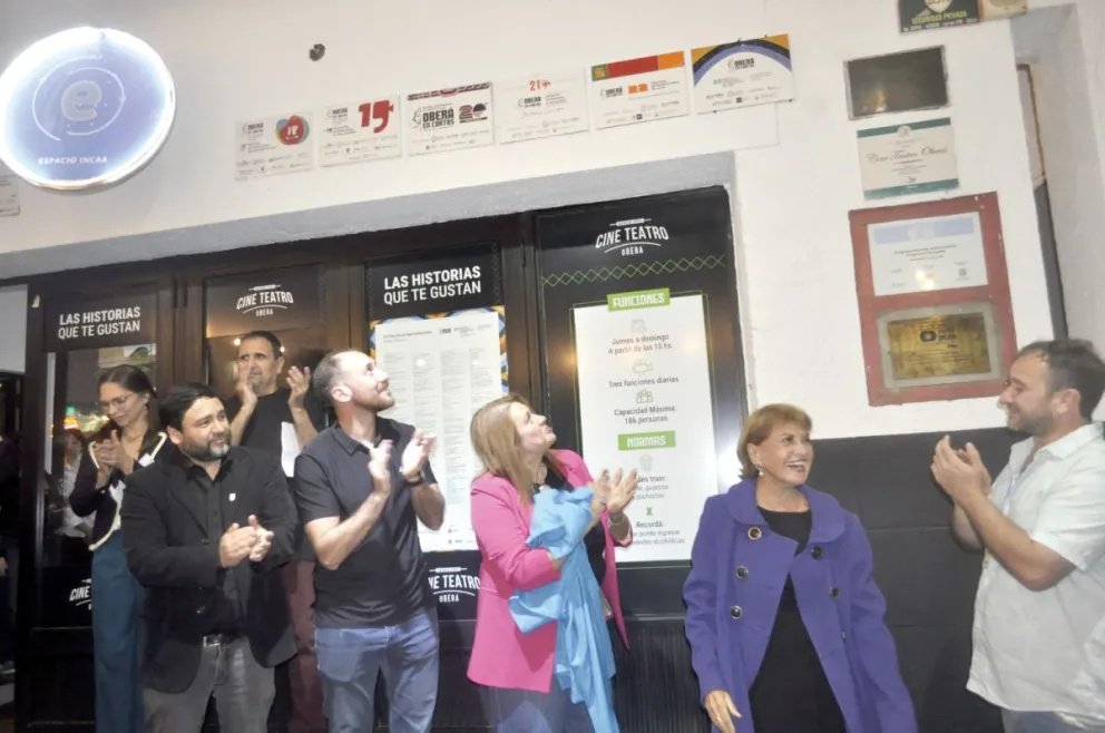 Anoche se encendía la pantalla de una nueva edición del Oberá en Cortos. 
Fotos: Cristian Valdez 
