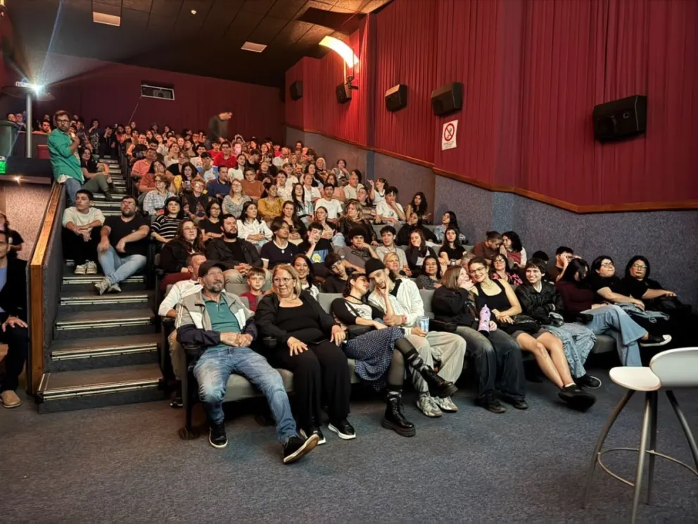 Sentados en el piso ante la falta de lugar, así fue la respuesta del público. //Fotos: Oberá en Cortos.