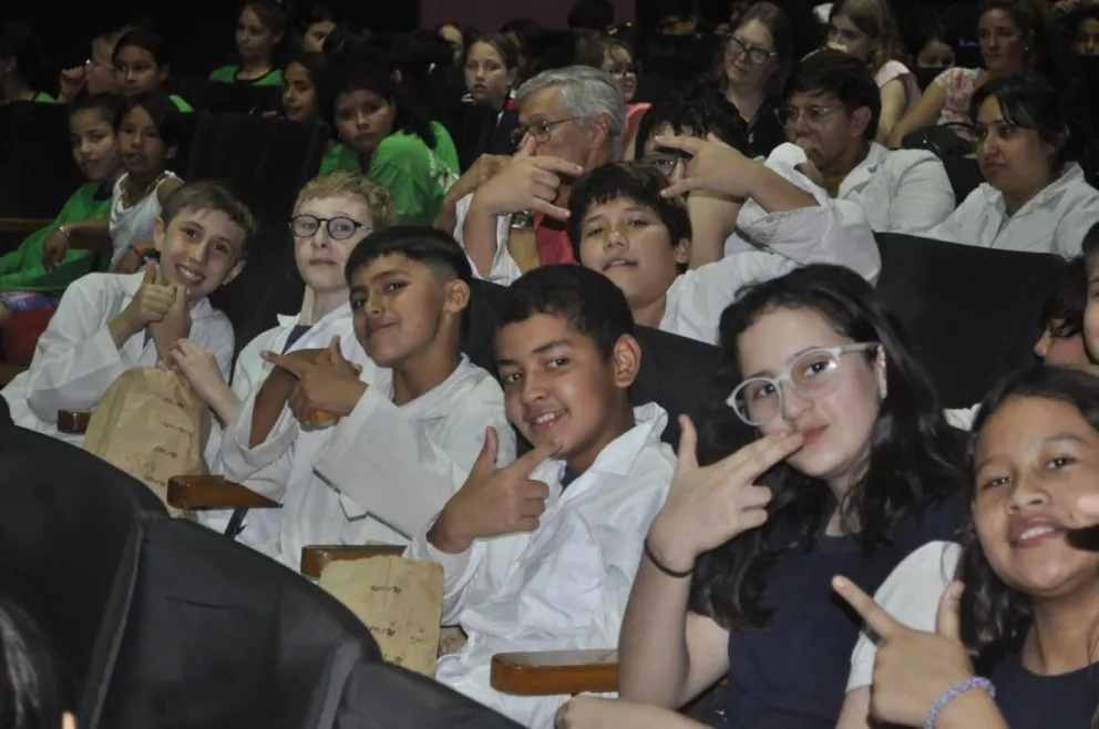 Ayer las escuelas visitaron el Cine Teatro. //Fotos: Cristian Valdez.