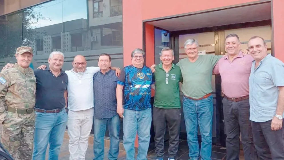 Los ocho veteranos eldoradenses que volverán a las islas el 20 de noviembre a recordar y honrar; los acompañará el intendente Rodrigo Durán (derecha). 