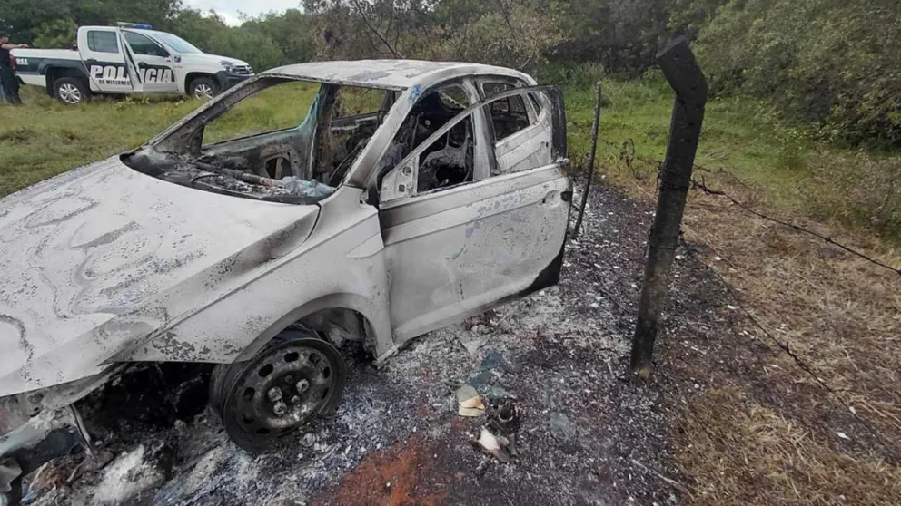 El cuerpo de la víctima, de 20 años, fue hallado en el baúl de su vehículo, el cual fue incinerado por sus homicidas. 