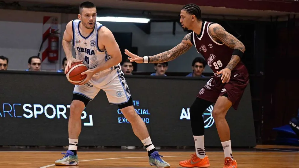 Will Vorhees y el goleador de la noche, el cubano Bombino, en plena disputa por el avance Celeste. 