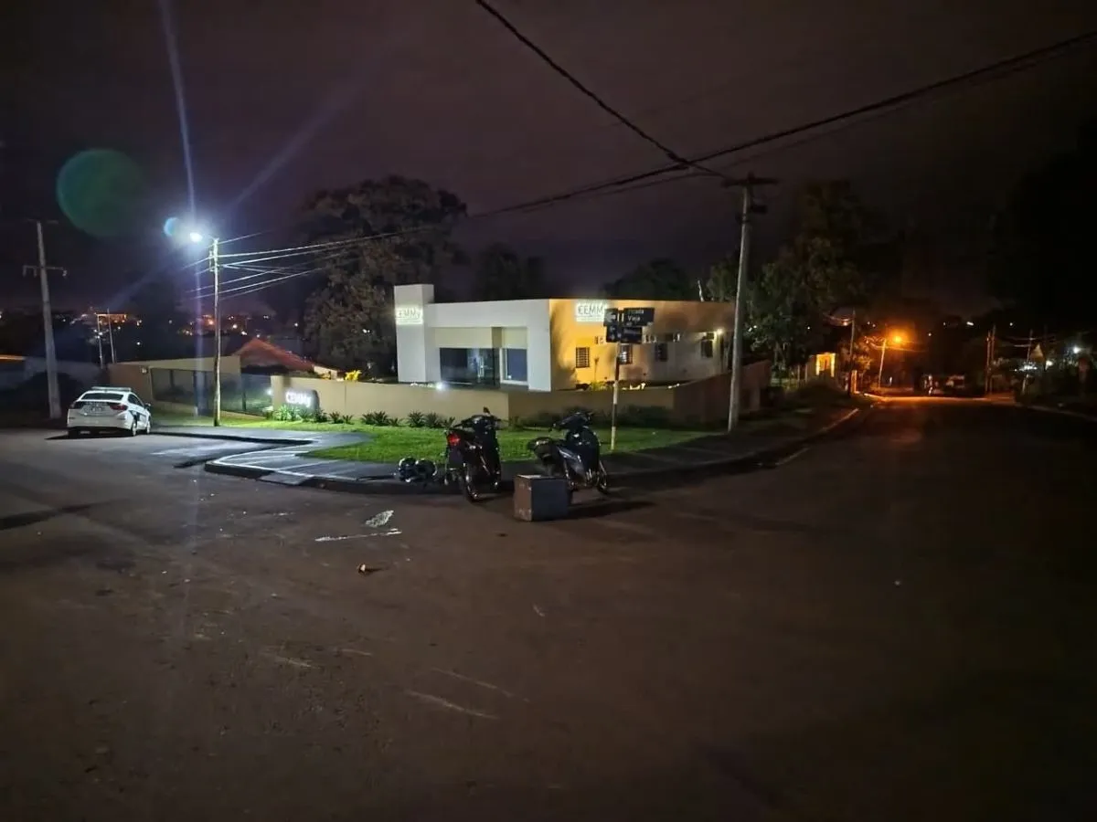 Un choque entre dos motos en Oberá dejó a un joven con una fractura