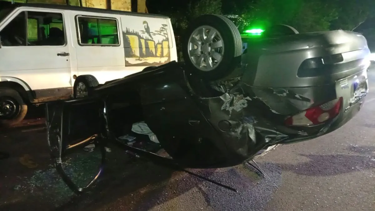 Perdió el control, chocó contra una camioneta estacionada y volcó en ...