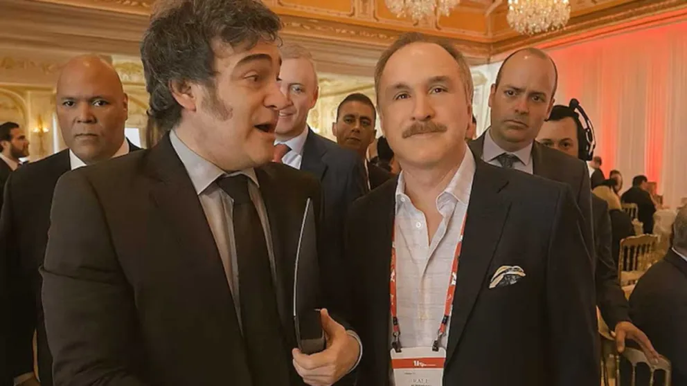 Peter Lamelas (derecha) tiene un vínculo muy cercano con el gobierno. 