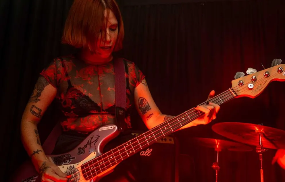 Manuela Giménez pasó de ser seguidora a bajista de la banda. 