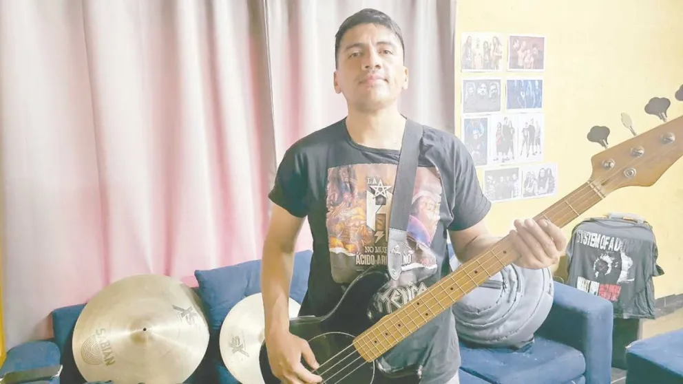 Joel Moyano (38) escucha heavy metal desde niño. Foto: Esteban González