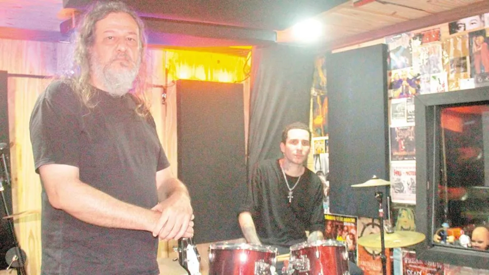 La diferencia de 25 años no impidió que formen una banda. Foto: Luciano Ferreyra