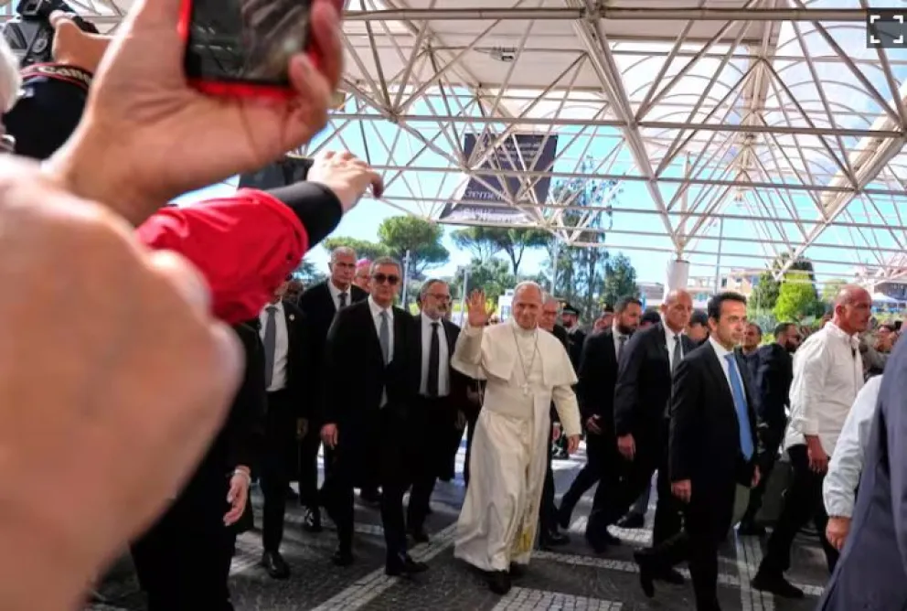 Los fieles saludan al Papa antes de su ingreso al hospital