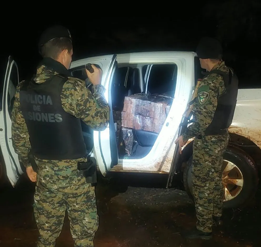 El conductor del vehículo abandonó 11 bultos de droga dentro de la camioneta.