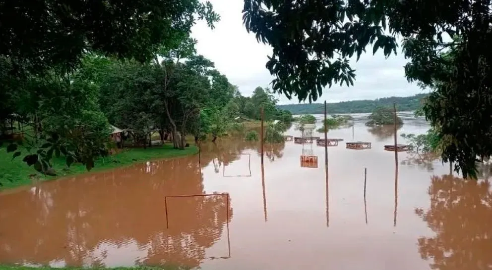 El paso a Paraguay, inhabilitado en la costa de Leoni. Foto: ESTEBAN González