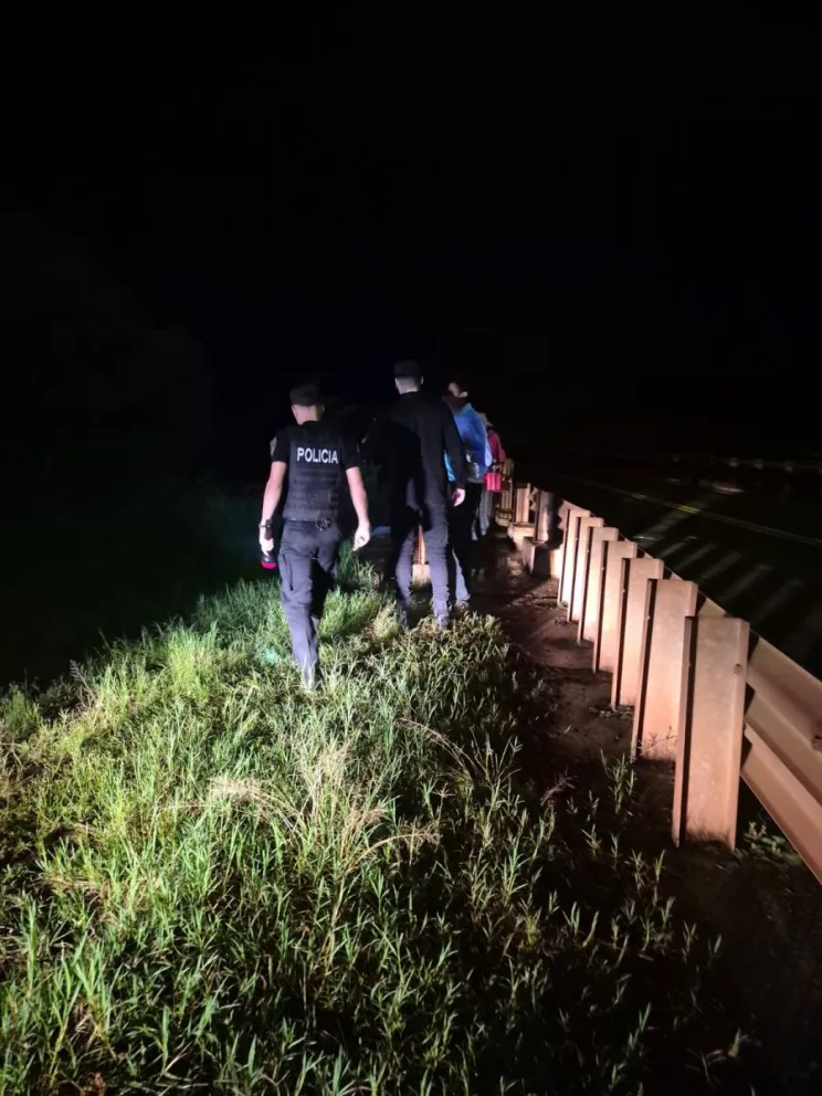 Monitorean la crecida del arroyo Paranay sobre la Ruta Nacional 12. Foto: Policía de Misiones 