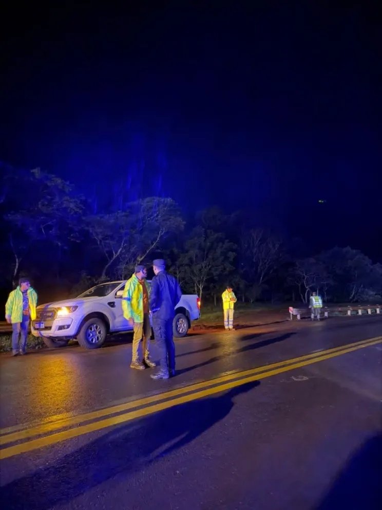 Monitorean la crecida del arroyo Paranay sobre la Ruta Nacional 12. Foto: Policía de Misiones 