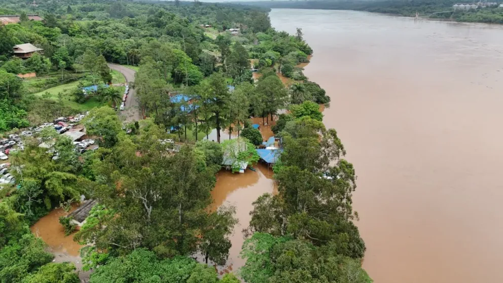 El río avanza en la zona costera de Puerto Rico.