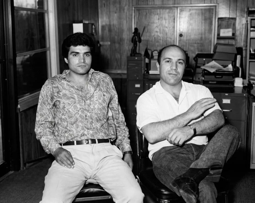 Castro -izquierda- junto a Walter Gómez, uno de sus entrenadores, en la redacción del diario El Territorio // Foto: procesada con IA