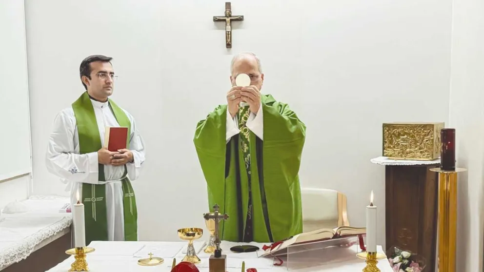 León XIV celebró misa para agradecer al personal del hospital. Foto: AP