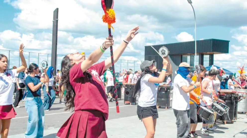 El Instituto Virgen de Itatí hizo su pasada de prueba en el escenario del anfiteatro. Foto: María de Perini