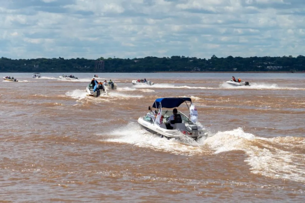 Motores, lanchas y pasión por el río en la largada de las 20 Horas de Pesca. Fotos: Agustina Vera