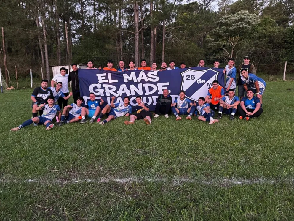 Club 25 de Mayo luego de la clasificación a semifinales. //Foto: Esteban González.