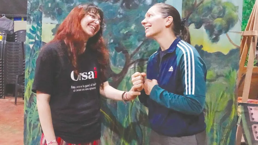 Federica Gargano y Carina Spinozzi son hija y madre, una relación que creció fuerte entre ensayos, canciones y una gran familia murguera. //Fotos: Luciano Ferreyra.