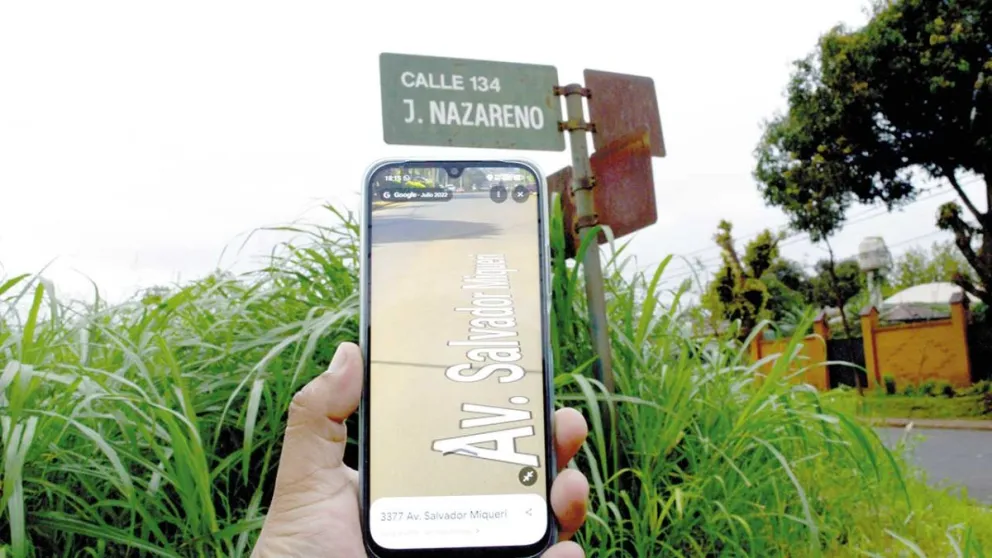 La avenida Jesús Nazareno figura como Salvador Miqueri en Google Maps. //Foto: Julián Grondona.