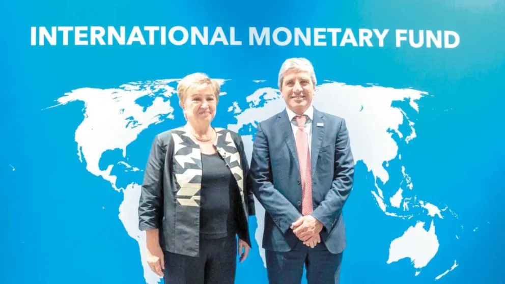 La titular del FMI Kristalina Georgieva y Luis Caputo, ministro de Economía.