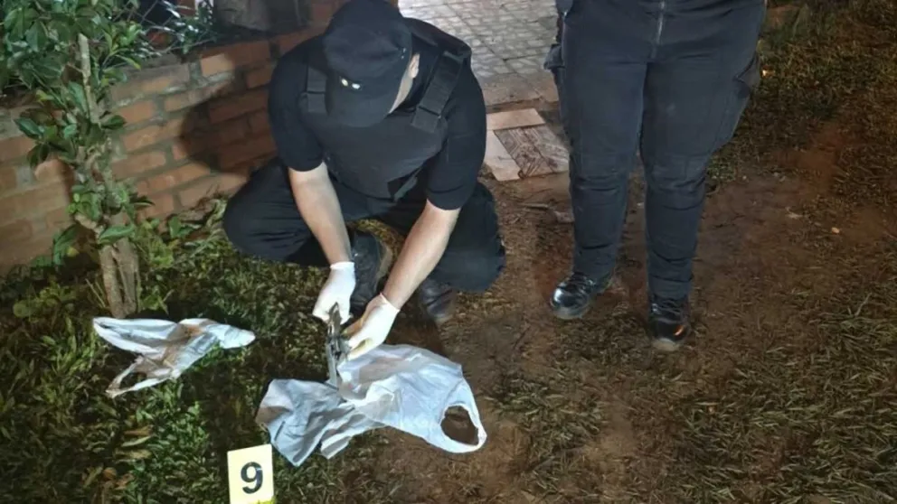 En poder del sospechoso, identificado como Santiago Ángel A. (19), se incautó un arma de fuego calibre 22. Foto: Polmis