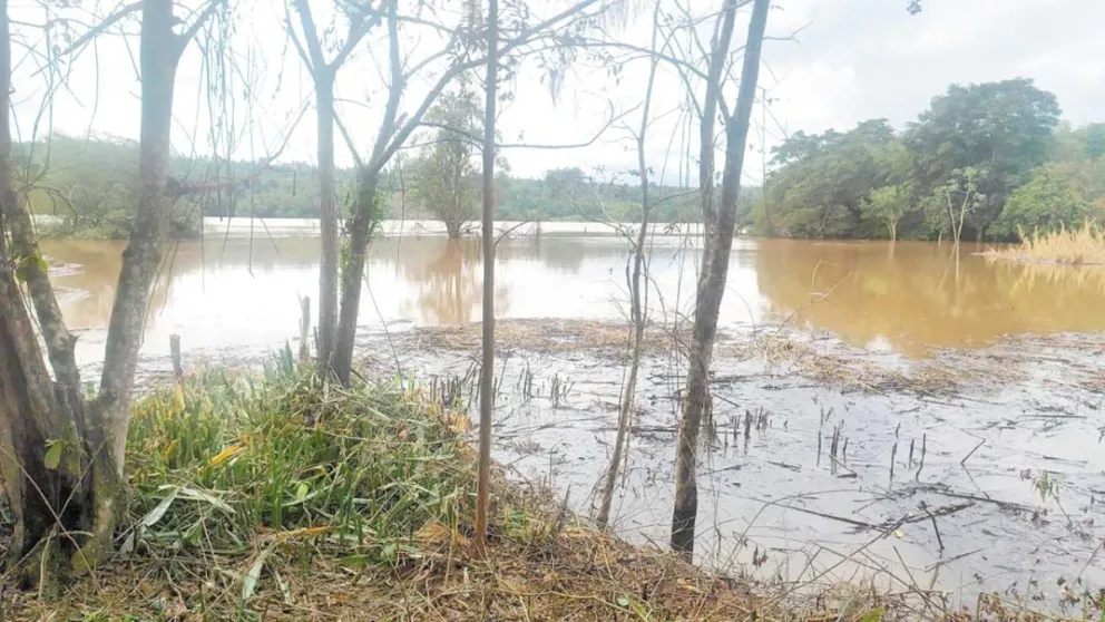 Leoni mantiene suspendido el cruce fluvial hacia Paraguay. //Foto: Esteban González.