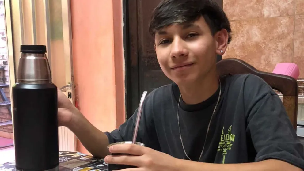 Alejandro y su papá quedaron atrapados entre los hierros del colectivo.
