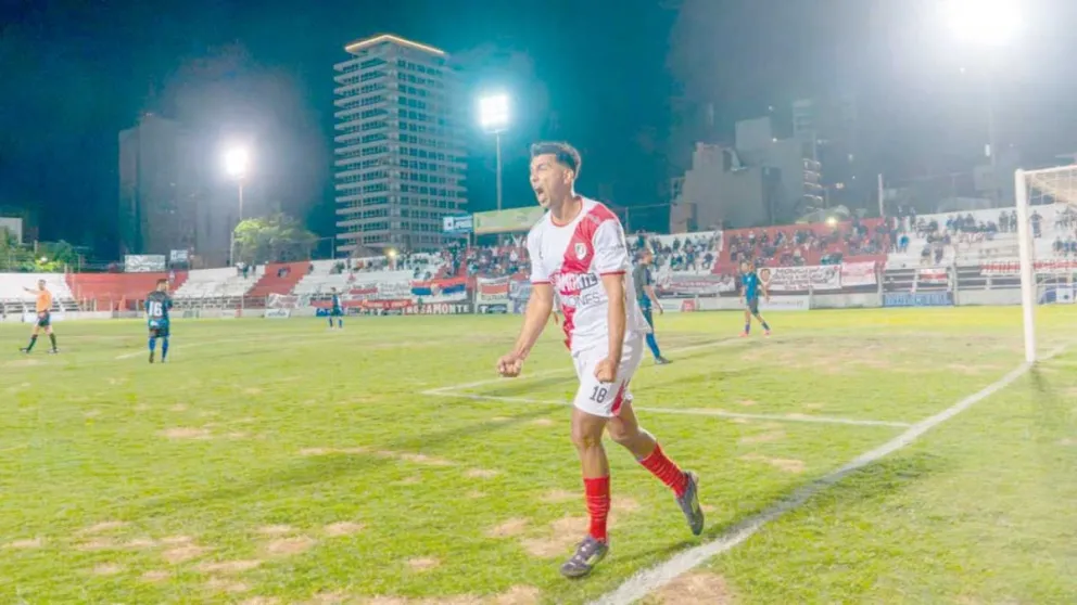Alan Almirón le puso cifras definitivas a un partido desparejo. Foto: Agustina Vera